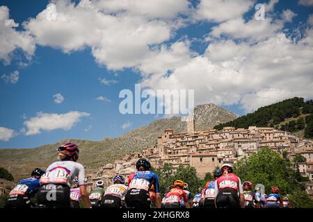 Lanciano, Italien. Juli 2024. Peloton während der 8. Etappe der Giro d’Italia Women, von Pescara bis L’Aquila, Italien Sonntag, 14. Juli 2024. Sport - Radsport . (Foto: Marco Alpozzi/Lapresse) Credit: LaPresse/Alamy Live News Stockfoto