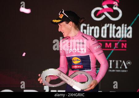 Lanciano, Italien. Juli 2024. ELISA Longo Borghini (Lidl - Trek) feiert den Sieg auf dem Podium nach der 8. Etappe der Giro d’Italia Women, von Pescara bis L’Aquila, Italien Sonntag, 14. Juli 2024. Sport - Radsport . (Foto: Marco Alpozzi/Lapresse) Credit: LaPresse/Alamy Live News Stockfoto