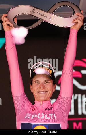 Lanciano, Italien. Juli 2024. ELISA Longo Borghini (Lidl - Trek) feiert den Sieg auf dem Podium nach der 8. Etappe der Giro d’Italia Women, von Pescara bis L’Aquila, Italien Sonntag, 14. Juli 2024. Sport - Radsport . (Foto: Marco Alpozzi/Lapresse) Credit: LaPresse/Alamy Live News Stockfoto