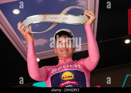 Lanciano, Italien. Juli 2024. ELISA Longo Borghini (Lidl - Trek) feiert den Sieg auf dem Podium nach der 8. Etappe der Giro d’Italia Women, von Pescara bis L’Aquila, Italien Sonntag, 14. Juli 2024. Sport - Radsport . (Foto: Marco Alpozzi/Lapresse) Credit: LaPresse/Alamy Live News Stockfoto