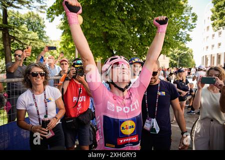 Lanciano, Italien. Juli 2024. ELISA Longo Borghini (Lidl - Trek) feiert den Sieg nach der 8. Etappe der Giro d’Italia Women von Pescara nach L’Aquila, Italien Sonntag, 14. Juli 2024. Sport - Radsport . (Foto: Marco Alpozzi/Lapresse) Credit: LaPresse/Alamy Live News Stockfoto