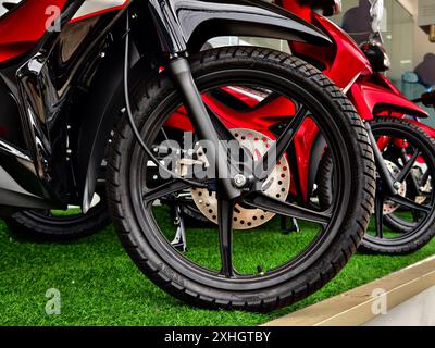 Detailansicht der Räder und Bremsen eines Motorrads Stockfoto