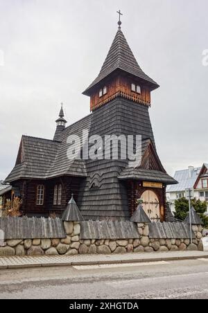 MURZASICHLE, POLEN - 29. APRIL 2023: Kosciol NMP Krolowej Holzkirche in Murzasichle, Polen Stockfoto
