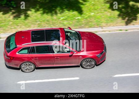 OSTRAVA, TSCHECHISCHE REPUBLIK - 28. MAI 2024: Roter tschechischer Skoda hervorragender Kombi mit Bewegungsunschärfe, Draufsicht Stockfoto