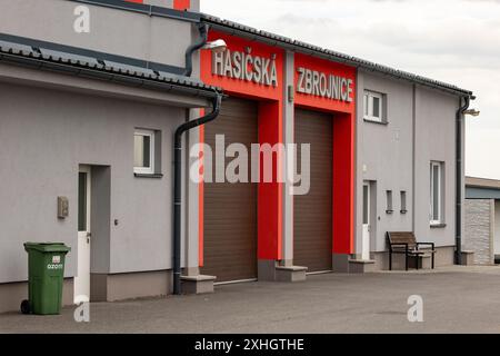 OSTRAVA, TSCHECHISCHE REPUBLIK - 9. MÄRZ 2024: Tore des Feuerwehrhauses mit FEUERWEHRTEXT in tschechischer Sprache Stockfoto