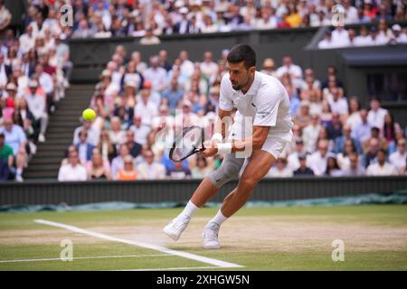 LONDON, ENGLAND - 14. JULI: Novak Djokovic aus Serbien spielt 2024 am 14. Juli 2024 im All England Lawn Tennis and Croquet Club im Gentlemen's Singles Final eine Rückhand gegen Carlos Alcaraz aus Spanien. MB Media Solutions/Alamy Live News Stockfoto