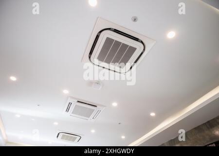 Moderne, an der Decke montierte Kassettenklimaanlage Stockfoto