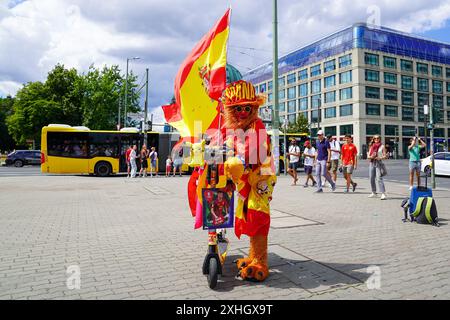 Berlin, Deutschland, 14. Juli 2024: Spanien-Fan posiert für ein Foto im Berliner Stadtzentrum vor dem Fußball-Finale der UEFA EURO 2024 zwischen Spanien und England im Olympiastadion in Berlin. (Daniela Porcelli/SPP) Stockfoto