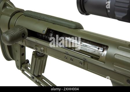 Großkalibriges Scharfschützengewehr. Waffe für Langstreckenaufnahmen. Isolieren auf weißem Hintergrund. Stockfoto