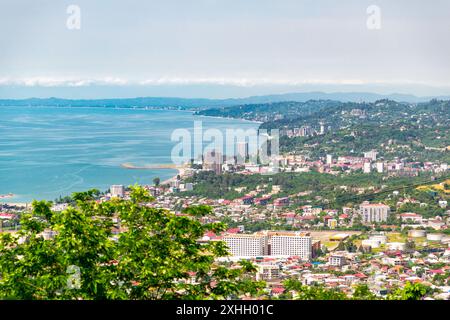 Batumi, Georgien - 13. JUNI 2024: Luftaufnahme der Stadt Batumi von der Spitze des Anuria-Berges. Batumi ist die Hauptstadt der Autonomen Republi Stockfoto