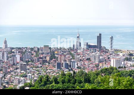 Batumi, Georgien - 13. JUNI 2024: Luftaufnahme der Stadt Batumi von der Spitze des Anuria-Berges. Batumi ist die Hauptstadt der Autonomen Republi Stockfoto