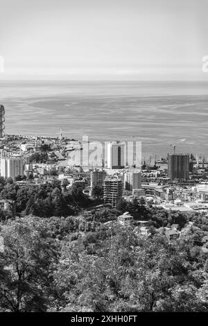 Batumi, Georgien - 13. JUNI 2024: Luftaufnahme der Stadt Batumi von der Spitze des Anuria-Berges. Batumi ist die Hauptstadt der Autonomen Republi Stockfoto