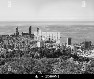 Batumi, Georgien - 13. JUNI 2024: Luftaufnahme der Stadt Batumi von der Spitze des Anuria-Berges. Batumi ist die Hauptstadt der Autonomen Republi Stockfoto