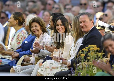 Königin Silvia, Prinz Carl Philip, Prinzessin Sofia, Prinzessin Madeleine und Chris O'Neill genießen ein Konzert in der Burgruine Borgholm während des 47. Geburtstags von Kronprinzessin Victoria in Borgholm, Schweden, 14. Juli 2024.Foto: Mikael Fritzon / TT / Code 62360 Stockfoto