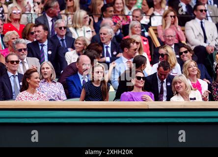 Die Prinzessin von Wales, Pippa Middleton und Prinzessin Charlotte in der königlichen Box am 14. Tag der Wimbledon Championships 2024 im All England Lawn Tennis and Croquet Club in London. Bilddatum: Sonntag, 14. Juli 2024. Stockfoto