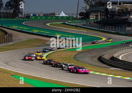 Start des Rennens, Abfahrt, während der Rolex 6 Stunden von Sao Paulo 2024, 5. Runde der FIA-Langstrecken-Weltmeisterschaft 2024, vom 12. Bis 14. Juli 2024 auf dem Autodromo Jose Carlos Pace in Interlagos, Brasilien Stockfoto