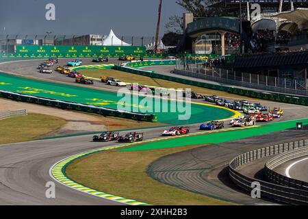 Start des Rennens, Abfahrt, während der Rolex 6 Stunden von Sao Paulo 2024, 5. Runde der FIA-Langstrecken-Weltmeisterschaft 2024, vom 12. Bis 14. Juli 2024 auf dem Autodromo Jose Carlos Pace in Interlagos, Brasilien Stockfoto