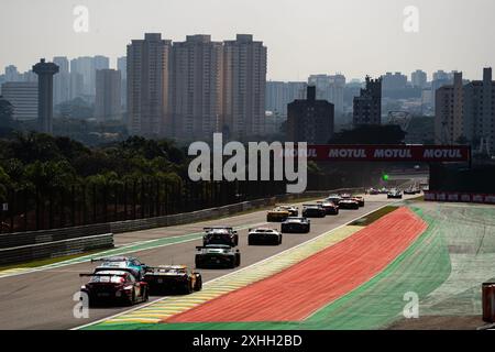 Start des Rennens, Abfahrt, während der Rolex 6 Stunden von Sao Paulo 2024, 5. Runde der FIA-Langstrecken-Weltmeisterschaft 2024, vom 12. Bis 14. Juli 2024 auf dem Autodromo Jose Carlos Pace in Interlagos, Brasilien Stockfoto