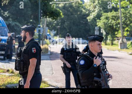 Paris, Frankreich - 14. Juli 2024: Polizeikräfte sichern die Straßen während der Feierlichkeiten zum Nationalfeiertag in Paris, um die öffentliche Sicherheit zu gewährleisten und einen reibungslosen Ablauf der Veranstaltungen zu ermöglichen. Polizei am Nationalfeiertag in Frankreich 2024 *** Polizeikräfte gesichert während der Nationalfeierlichkeiten in Paris die Straßen ab, um die öffentliche Sicherheit zu gewährleisten und den reibungslosen Ablauf der Veranstaltungen zu ermöglichen. Polizei am Nationalfeiertag in Frankreich 2024 Stockfoto