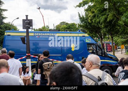 Paris, Frankreich - 14. Juli 2024: Polizeikräfte sichern die Straßen während der Feierlichkeiten zum Nationalfeiertag in Paris, um die öffentliche Sicherheit zu gewährleisten und einen reibungslosen Ablauf der Veranstaltungen zu ermöglichen. Polizei am Nationalfeiertag in Frankreich 2024 *** Polizeikräfte gesichert während der Nationalfeierlichkeiten in Paris die Straßen ab, um die öffentliche Sicherheit zu gewährleisten und den reibungslosen Ablauf der Veranstaltungen zu ermöglichen. Polizei am Nationalfeiertag in Frankreich 2024 Stockfoto