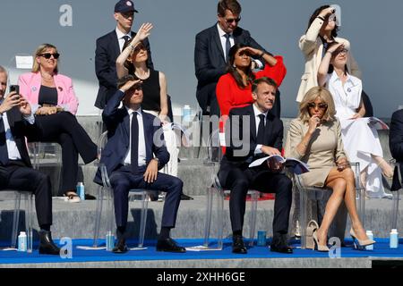 Paris, Frankreich. Juli 2024. Der französische Präsident Emmanuel Macron (2. R, Front) nimmt am 14. Juli 2024 an der Militärparade zum Bastille-Tag in Paris Teil. Quelle: Henri Szwarc/Xinhua/Alamy Live News Stockfoto