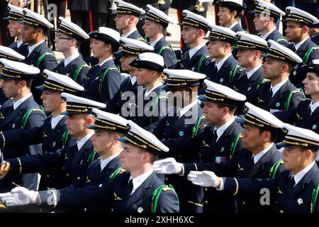 Paris, Frankreich. Juli 2024. Die Teilnehmer nehmen am 14. Juli 2024 an der jährlichen Militärparade zum Bastille-Tag in Paris Teil. Quelle: Henri Szwarc/Xinhua/Alamy Live News Stockfoto