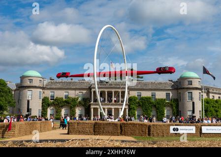 100 Jahre MG Central Feature Skulptur beim Goodwood Festival of Speed 2024 Motorsport Event in West Sussex, Großbritannien. MGB und MG Cyberster Autos Stockfoto