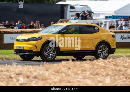 Ford Capri EV neues Elektroauto auf dem Goodwood Festival of Speed 2024 Motorsport Event in West Sussex, Großbritannien. Fahren Sie den Berg hinauf Stockfoto