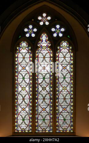 Buntglasfenster mit geometrischen Grisaille-Mustern von William Wailes 1849, Church of Saint Mary, Kingsclere, Hampshire, England, Großbritannien Stockfoto