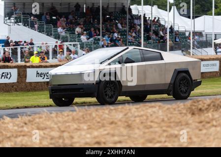 Tesla Cybertruck Elektrofahrzeug fährt beim Motorsport-Event Goodwood Festival of Speed 2024 in West Sussex, Großbritannien, die Bergsteige hinauf Stockfoto