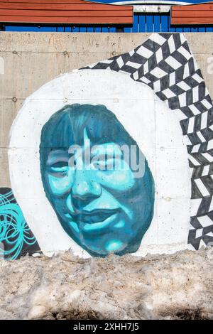 Porträt der Gesichter Wandgemälde unter dem Thema „Kommen Sie zusammen“ im Qikiqtani General Hospital in Iqaluit, Nunavut, Kanada Stockfoto