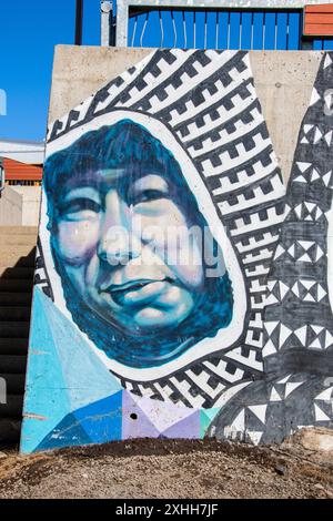 Porträt der Gesichter Wandgemälde unter dem Thema „Kommen Sie zusammen“ im Qikiqtani General Hospital in Iqaluit, Nunavut, Kanada Stockfoto