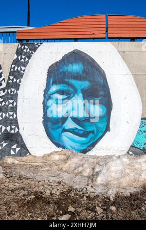 Porträt der Gesichter Wandgemälde unter dem Thema „Kommen Sie zusammen“ im Qikiqtani General Hospital in Iqaluit, Nunavut, Kanada Stockfoto