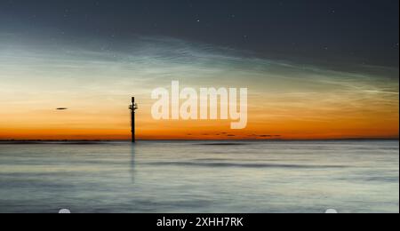 Seltene nachtschwärzende Wolken, die nachts über Waxham Beach, Norfolk, zu sehen sind Stockfoto