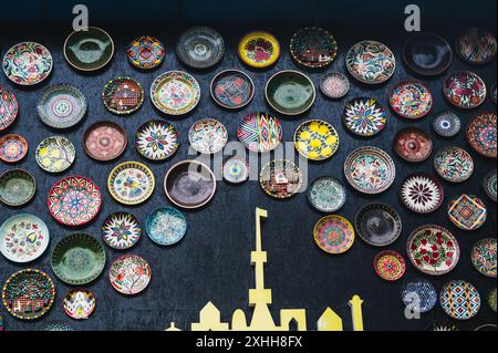 Traditionelle usbekische Teller Lyagan sind mit orientalischen Ornamenten an der Wand des Cafés Central Asian Pilaf Center Besh Qozon in Taschkent in Usbekistan dekoriert Stockfoto