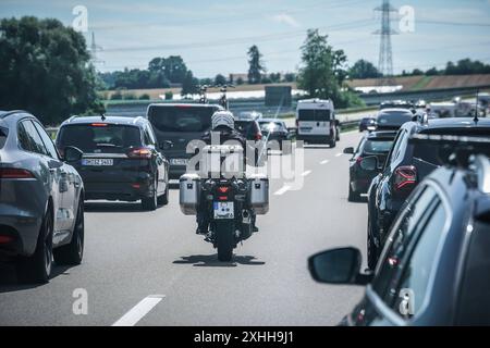 Autobahn, Verkehr, Stau, Motorradfahrer, Autos, Fahrräder, Transport, Wohnmobil, Anhänger, Reise, Straße, Sommer, Reiseverkehr, Verkehrsaufkommen, Urlaubszeit, Reiseverkehr, Verkehr, Verkehrsstau, Autobahnverkehr, Motorräder, Wohnmobil, Reiseverkehr, Fahrräder, Reisezeit, Straßenverkehr, Auto, Anhänger, Sommerreise, Verkehrsdichte, Urlaub, Verkehrsbehinderung, Verkehrskollaps, Reisewelle, Reiseverkehrsspitze, Rettungsgasse, Notfallspur, Rettungsspur, Rettungsstreifen, Notfallgasse, Hilfsgasse, Sicherheitsgasse, Rettungsgassenregel, Verkehrssicherheit, Unfallhilfe, Rettungsweg, Verkehrsu Stockfoto