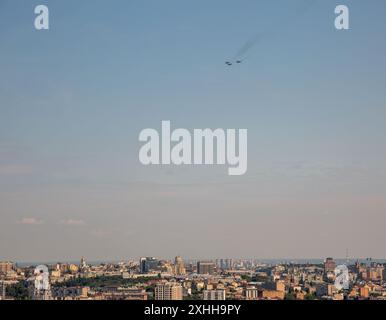 Kiew, Ukraine - 22. August 2021: Gruppe der fliegenden Militärflugzeuge MIG-29 während der Parade zum Unabhängigkeitstag der Ukraine. Stockfoto