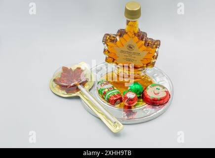 Kiew, Ukraine - 22. Januar 2023: Studio-Shooting von Ahornsirup, Bonbons in Form eines Ahornblatts, Süßigkeiten und anderen Souvenirs aus Kanada auf weiß Stockfoto