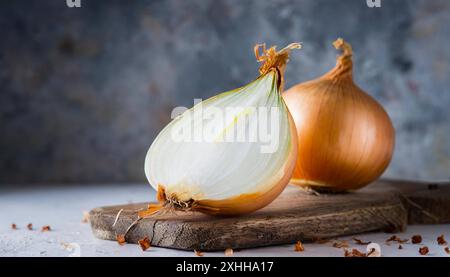 Gemüse, Zwiebel, Allium cepa, einzelne halbe reife Zwiebel, Stillleben im Studio, heller Hintergrund Stockfoto