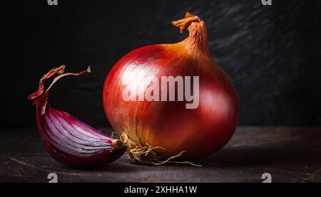 Gemüse, Zwiebel, Allium cepa, einzelne reife Zwiebel, Stillleben im Studio, dunkler Hintergrund Stockfoto