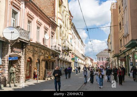 Uschhorod, Ukraine - 19. April 2024: Die Menschen laufen entlang der Korzo-Straße, einem Touristenviertel mit Cafés, Restaurants und Geschäften. Uschhorod ist eine Stadt und Gemeinde Stockfoto