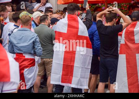 London, Großbritannien. Juli 2024. England-Fans mit England-Flagge treffen sich vor dem Admiralty Pub am Trafalgar Square in London vor dem Fußball-Finale der Euro 2024 mit Spanien in Berlin. (Foto: Vuk Valcic/SOPA Images/SIPA USA) Credit: SIPA USA/Alamy Live News Stockfoto