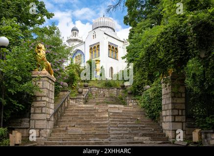 Steintreppen zum alten Palast von Emir von Buchara in Zheleznovodsk, Russland. Malerischer Blick auf das historische Wahrzeichen der Stadt Zheleznovodsk im Sommer. Konzept von Stockfoto