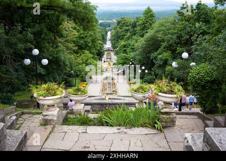 Wunderschöne malerische Treppe in Zheleznovodsk, Region Stavropol, Russland. Gepflegte Treppe, historisches Wahrzeichen der Stadt Zheleznovodsk. Reisekonzept, Stockfoto