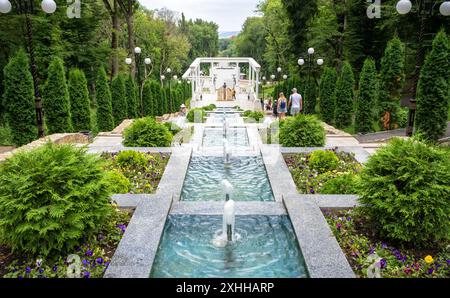 Wunderschöne Kaskadentreppe im Sommer, Stavropol Krai, Zheleznovodsk, Russland. Gepflegte Treppe mit Brunnen und Pflanzen, Wahrzeichen von Zheleznovodsk c Stockfoto