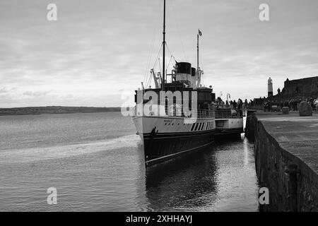 Porthcawl, Bridgend, Wales 8. Juni 2024: Nahaufnahme des Bugs des Waverley-Raddampfers. Sie liegt am Pier von Porthcawl. Stockfoto