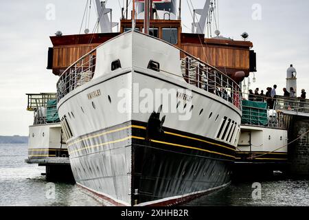 Porthcawl, Bridgend, Wales 8. Juni 2024: Nahaufnahme des Bugs des Waverley-Raddampfers. Sie liegt am Pier von Porthcawl. Stockfoto