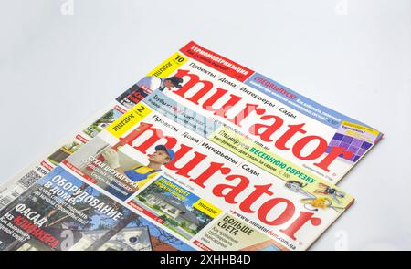 Kiew, Ukraine - 31. Mai 2024: Studio-Shooting der Murator Construction Magazine Closeup auf weiß. Stockfoto