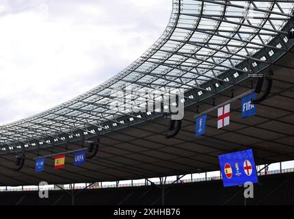 Berlin, Deutschland. Juli 2024. Allgemeine Ansicht des Olympiastadions mit Fahnen vor dem Endspiel der UEFA-Europameisterschaft im Olympiastadion, Berlin. Der Bildnachweis sollte lauten: David Klein/Sportimage Credit: Sportimage Ltd/Alamy Live News Stockfoto