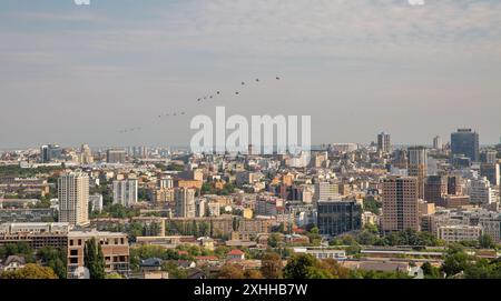 Kiew, Ukraine - 22. August 2021: Luftbild im Sommer mit verschiedenen Militärhubschraubern während der Parade zum Unabhängigkeitstag Großbritanniens Stockfoto